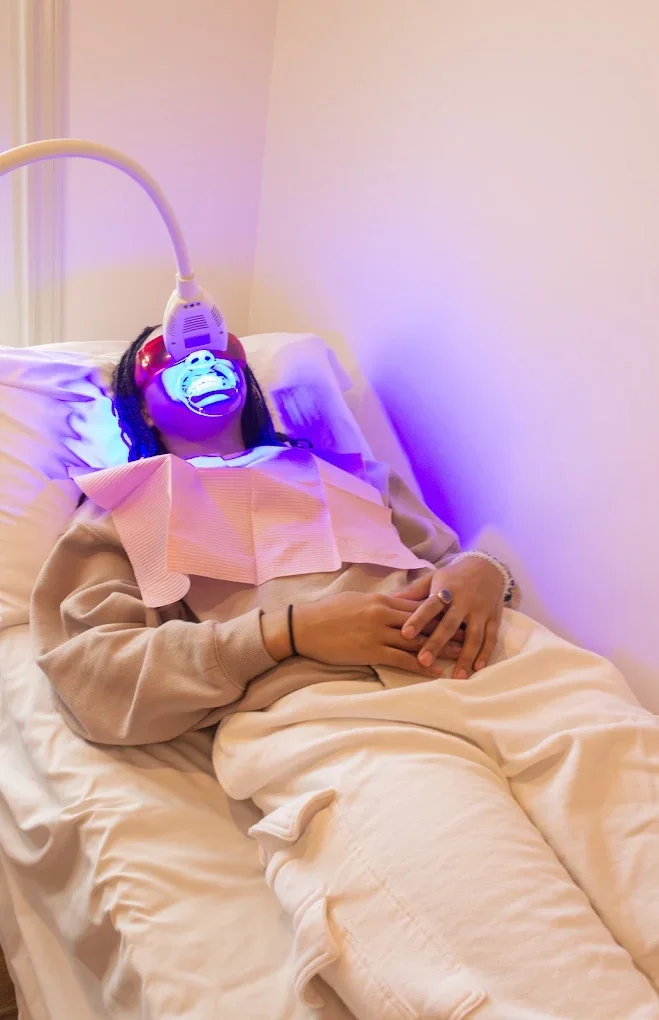 Client relaxing under the whitening light